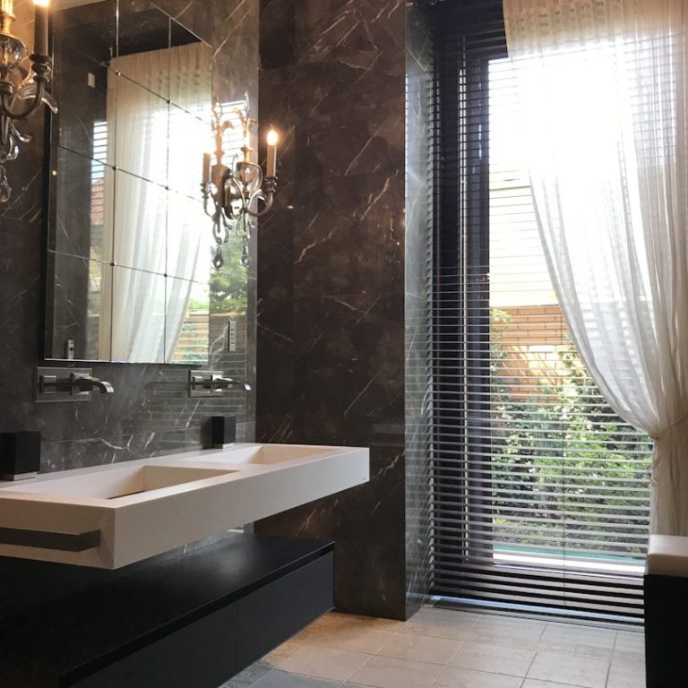 Modernes Badezimmer mit klaren Linien, stilvollen Armaturen und großzügiger, heller Raumgestaltung.