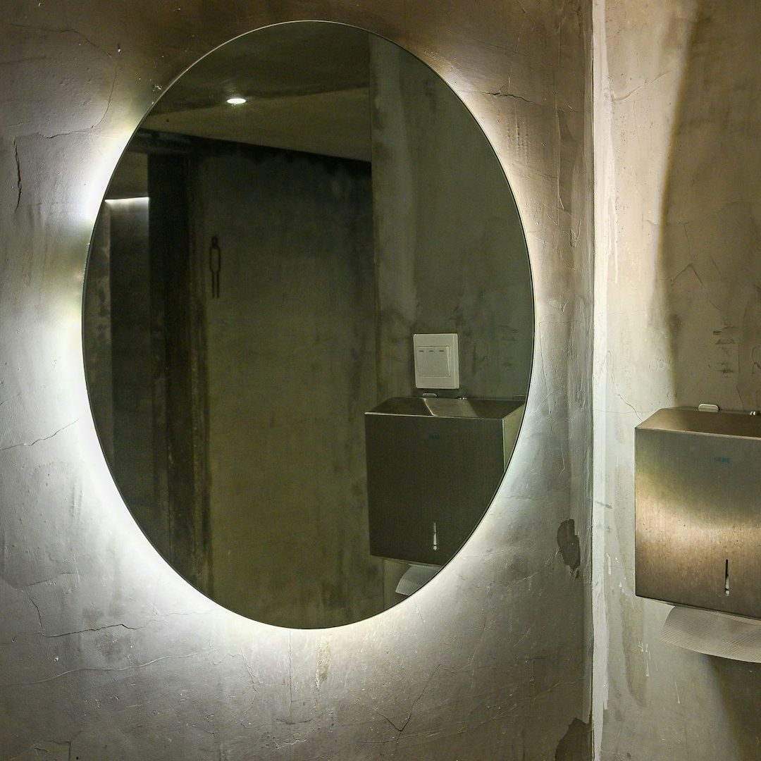 Elegantes modernes Badezimmer mit freistehender Badewanne und sanfter Beleuchtung.