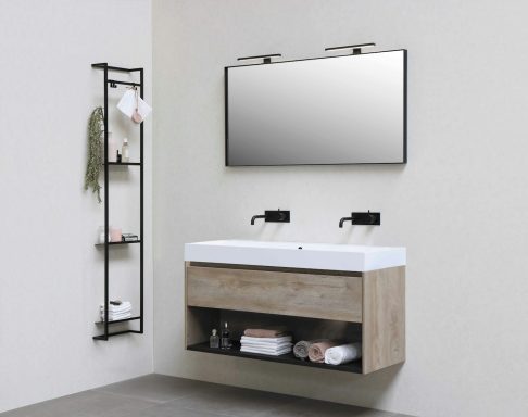 Modernes Badezimmer mit Tageslicht und freistehender Badewanne


