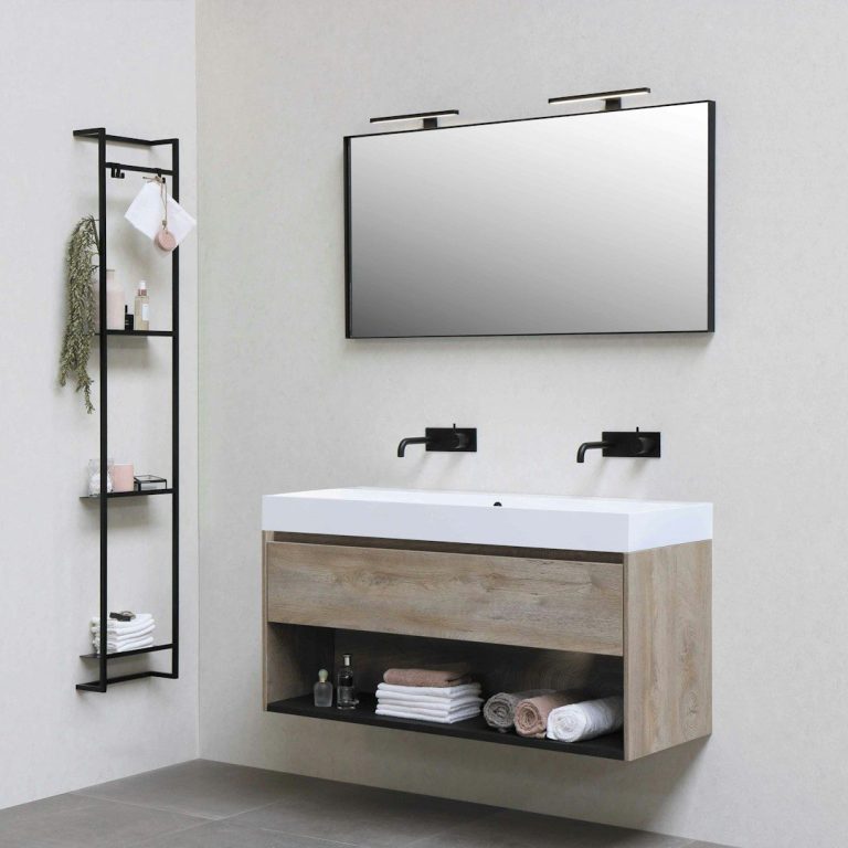 Modernes Badezimmer mit klaren Linien, stilvollen Armaturen und großzügiger, heller Raumgestaltung.