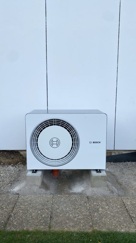 Klimaanlage steht auf dem Boden vor einer weißen Wand.